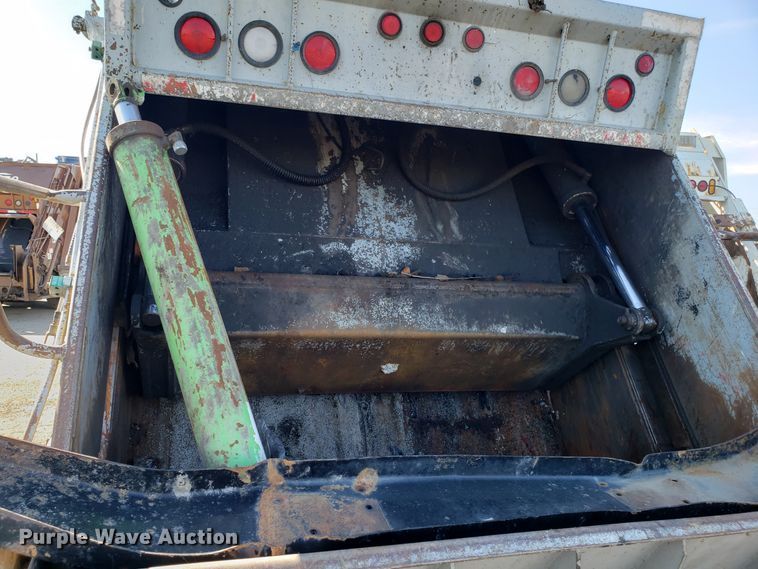 image for item GO9254 2004 Mack Granite refuse truck