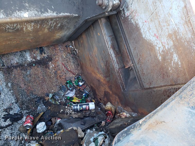 image for item GO9254 2004 Mack Granite refuse truck