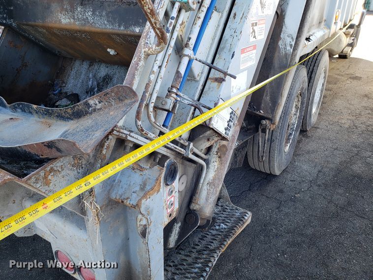 image for item GO9254 2004 Mack Granite refuse truck