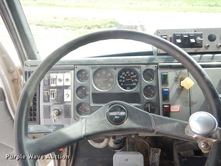 image for item GP9028 1996 Freightliner FL70 refuse truck