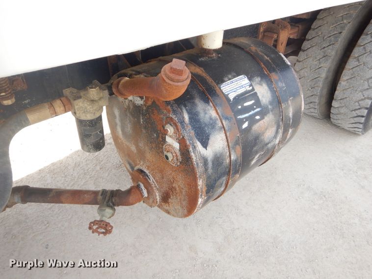 image for item GP9028 1996 Freightliner FL70 refuse truck