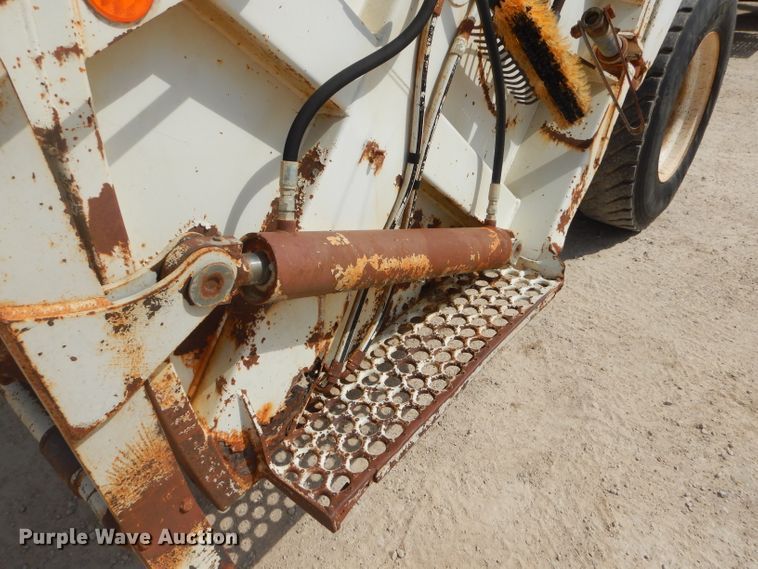 image for item GP9028 1996 Freightliner FL70 refuse truck