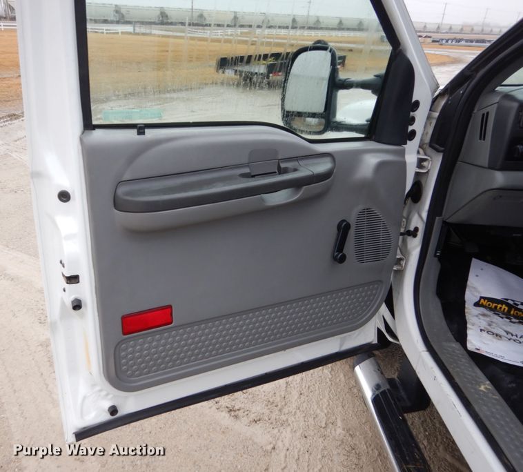 image for item GW9712 2003 Ford F350 Super Duty  Crew Cab pickup truck