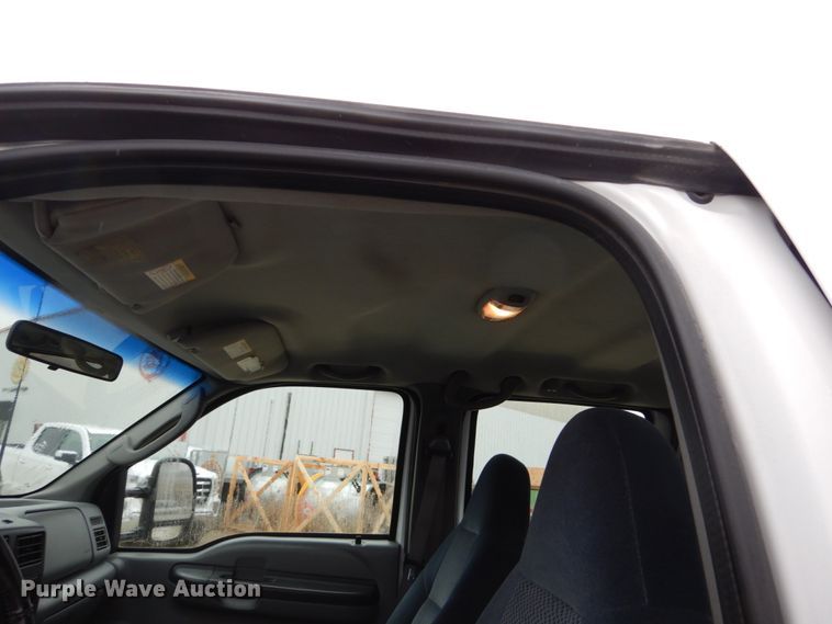 image for item GW9712 2003 Ford F350 Super Duty  Crew Cab pickup truck