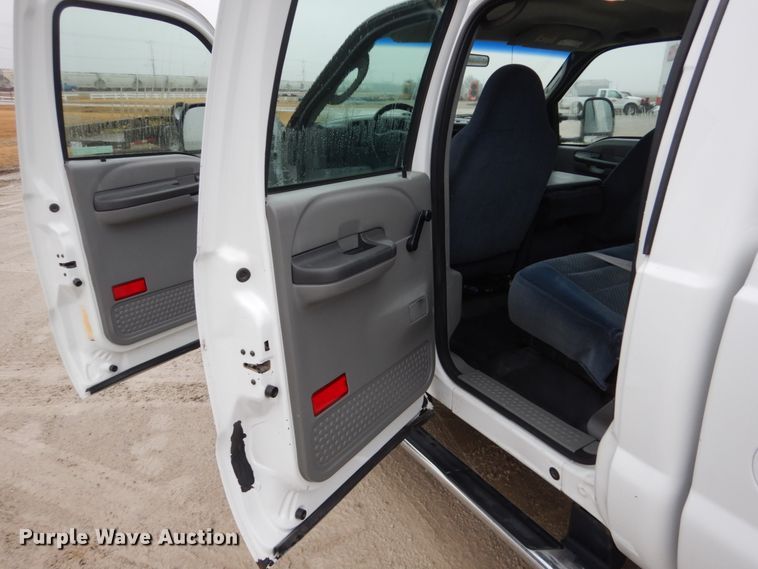 image for item GW9712 2003 Ford F350 Super Duty  Crew Cab pickup truck