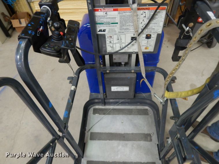 image for item GX9996 2003 JLG Axxessor 200VSP  vertical lift