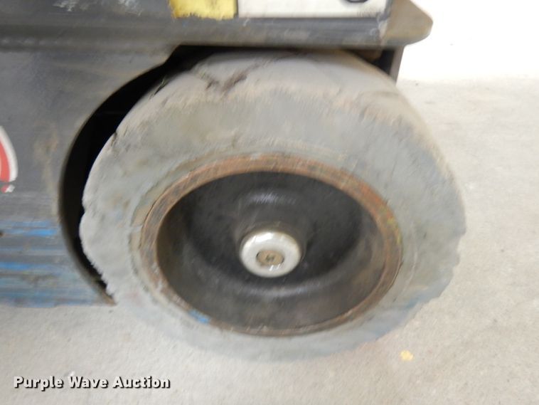 image for item GX9996 2003 JLG Axxessor 200VSP  vertical lift