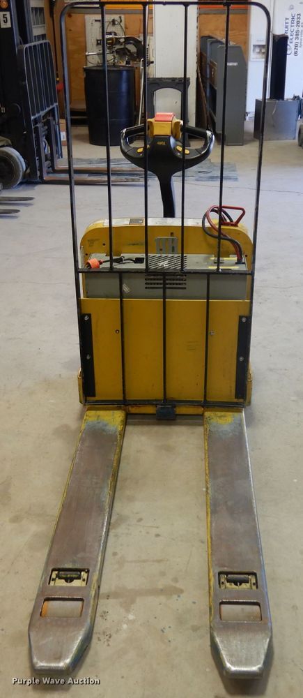 image for item GX9997 Yale MPW050-EN24T2748 pallet jack
