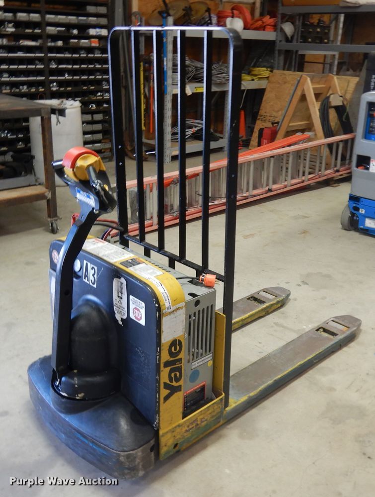 image for item GX9997 Yale MPW050-EN24T2748 pallet jack