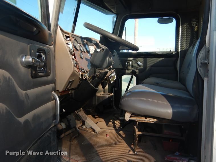 image for item HC9009 2005 Peterbilt PB335 flatbed truck