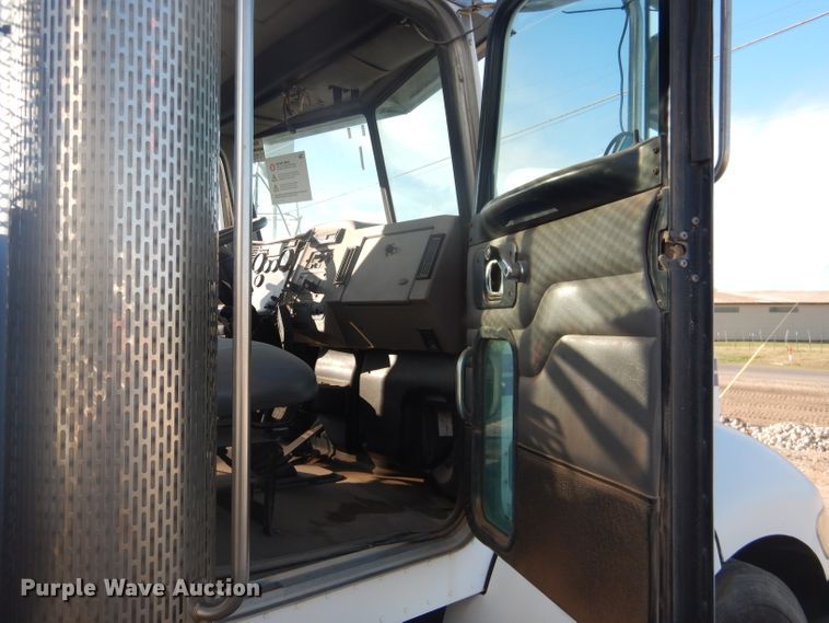 image for item HC9009 2005 Peterbilt PB335 flatbed truck