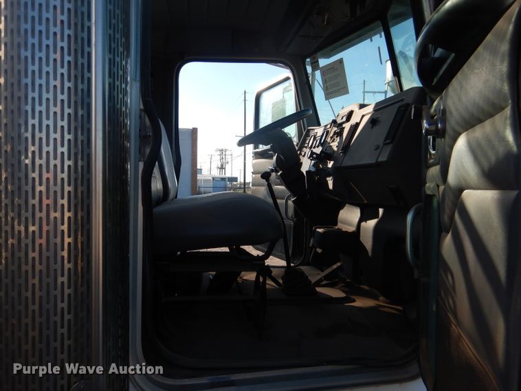 image for item HC9009 2005 Peterbilt PB335 flatbed truck