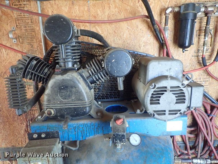 image for item DC3262 2008 Continental foam spray trailer