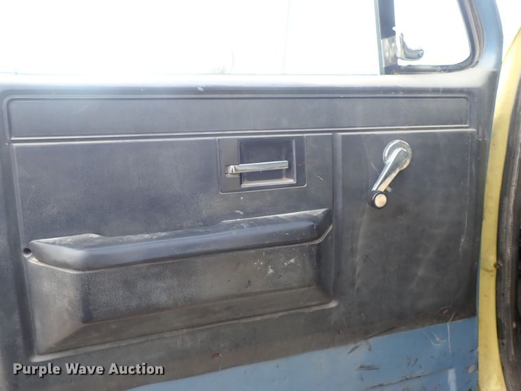 image for item DC3263 1988 GMC C6000 flatbed truck