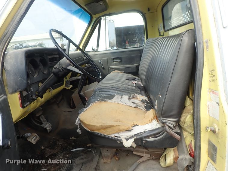 image for item DC3263 1988 GMC C6000 flatbed truck