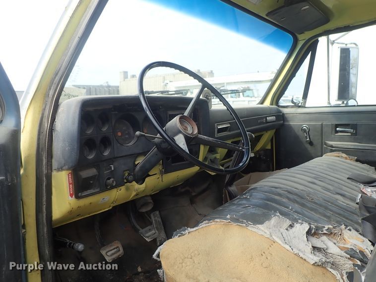 image for item DC3263 1988 GMC C6000 flatbed truck