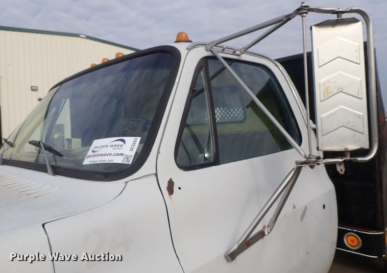 image for item DC3263 1988 GMC C6000 flatbed truck