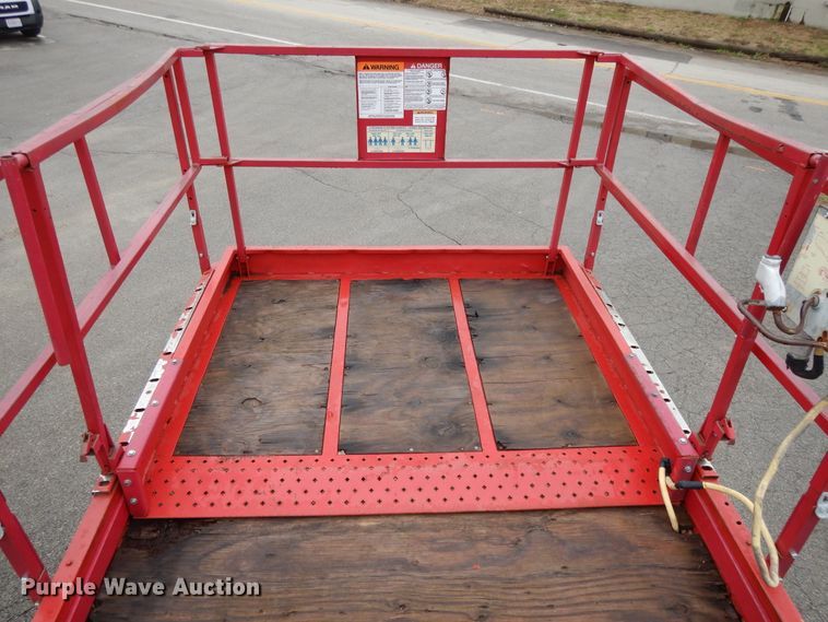 image for item DF6013 1996 Mec 33RT  scissor lift