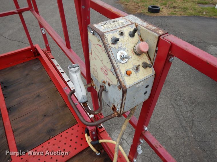 image for item DF6013 1996 Mec 33RT  scissor lift