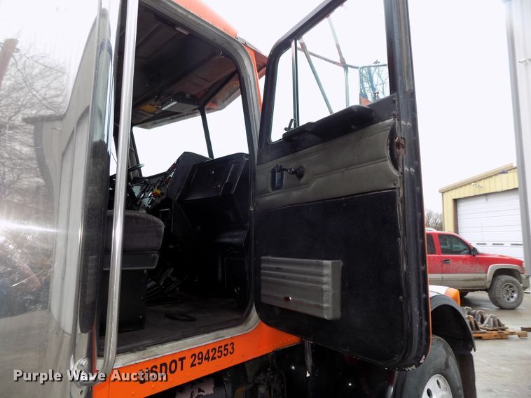 image for item DG2547 1999 Peterbilt 379 dump truck