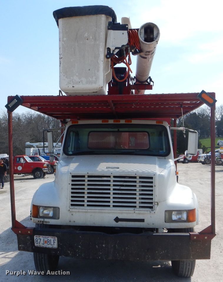 image for item DG5601 2000 International 4700 bucket truck