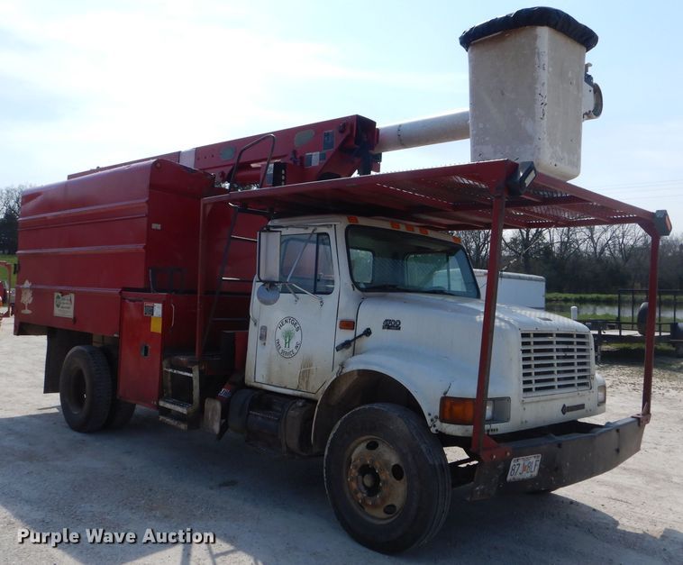 image for item DG5601 2000 International 4700 bucket truck