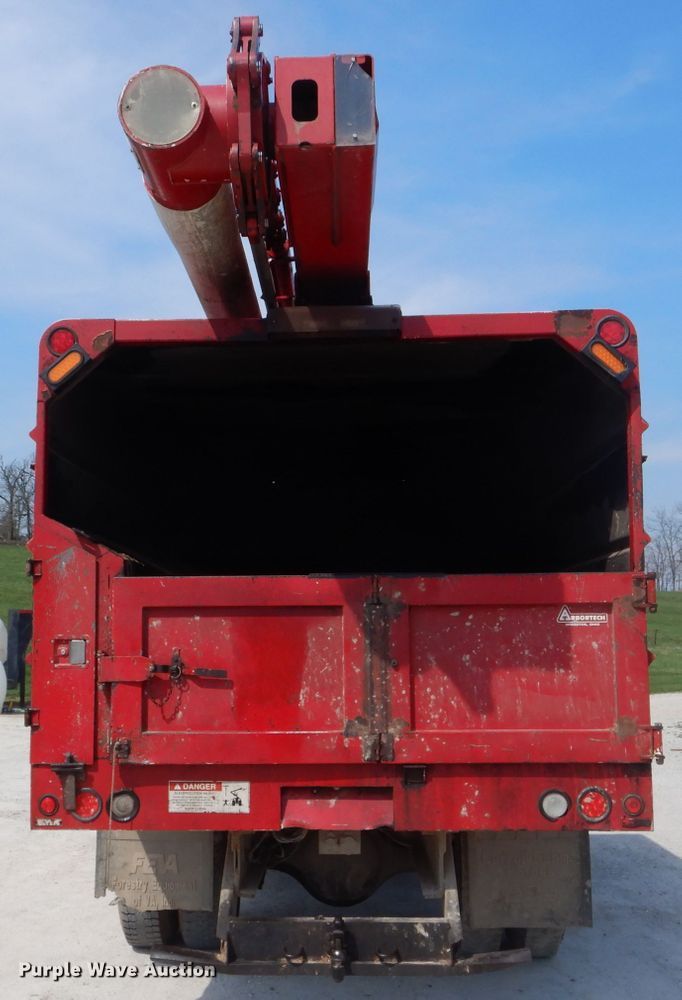 image for item DG5601 2000 International 4700 bucket truck