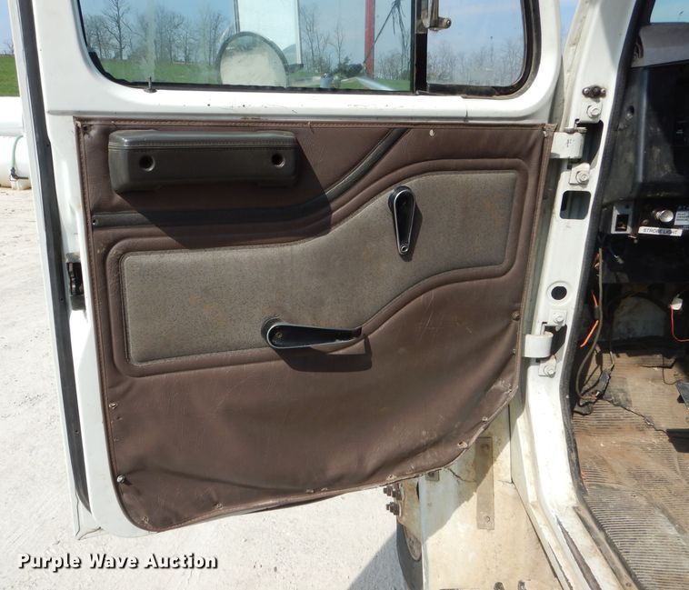 image for item DG5601 2000 International 4700 bucket truck