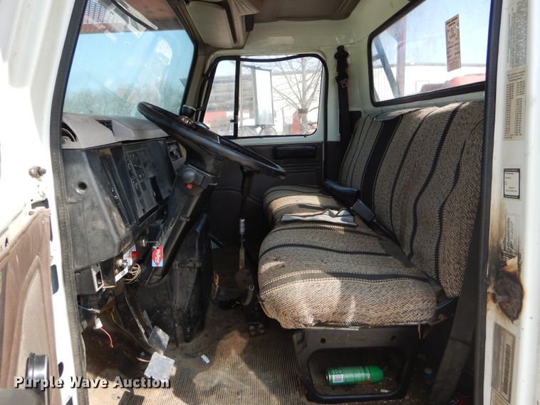 image for item DG5601 2000 International 4700 bucket truck