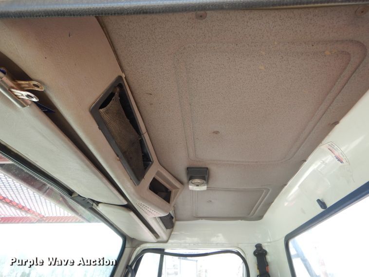 image for item DG5601 2000 International 4700 bucket truck