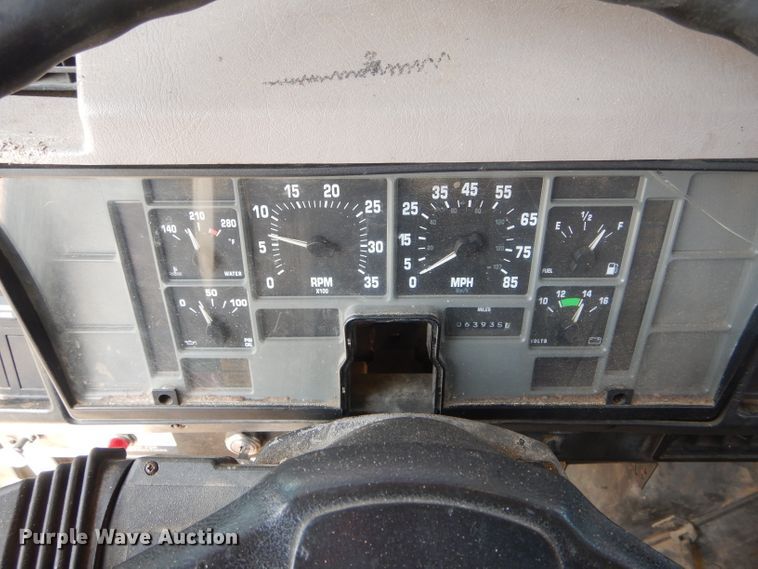 image for item DG5601 2000 International 4700 bucket truck