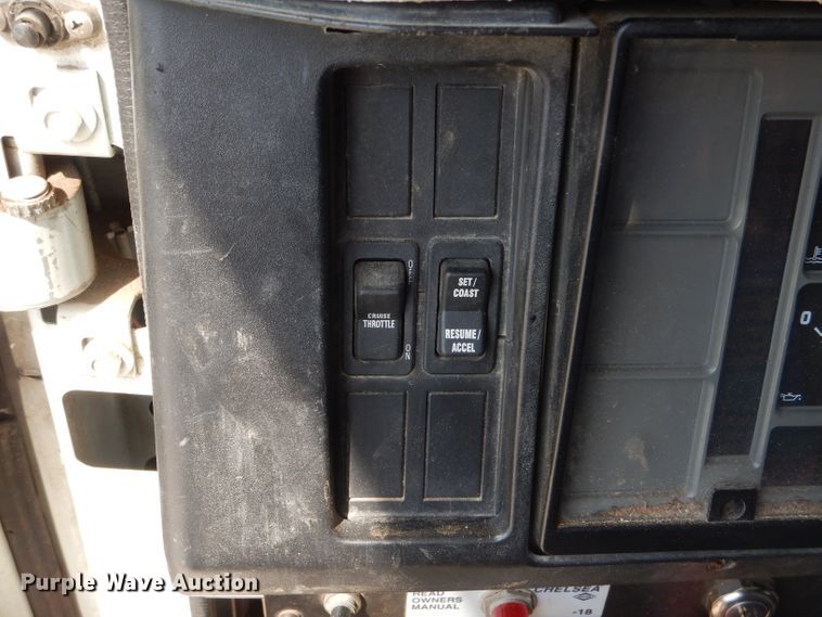 image for item DG5601 2000 International 4700 bucket truck