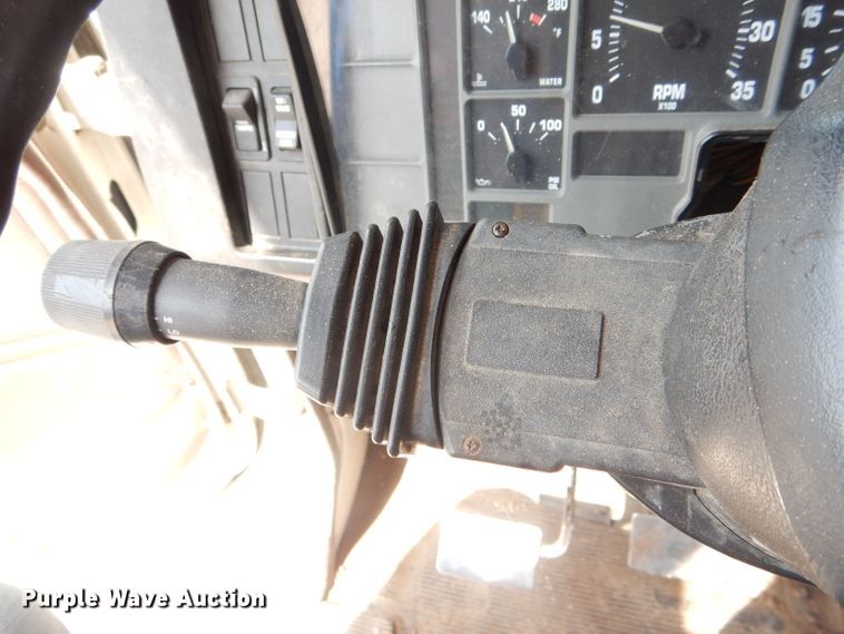 image for item DG5601 2000 International 4700 bucket truck