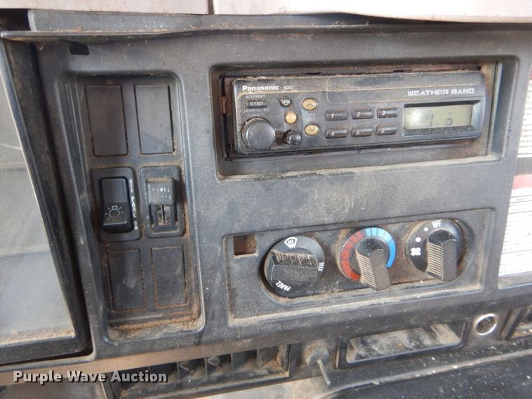 image for item DG5601 2000 International 4700 bucket truck