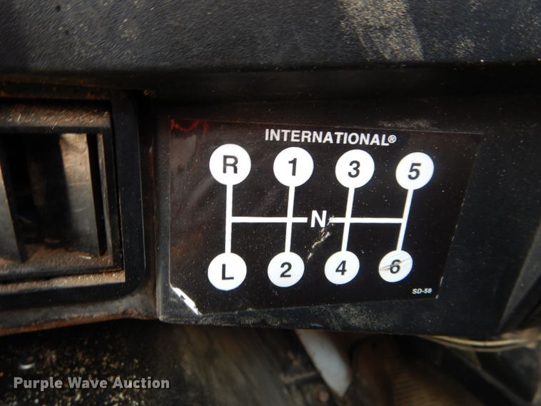 image for item DG5601 2000 International 4700 bucket truck