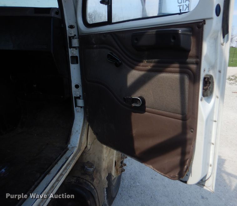 image for item DG5601 2000 International 4700 bucket truck