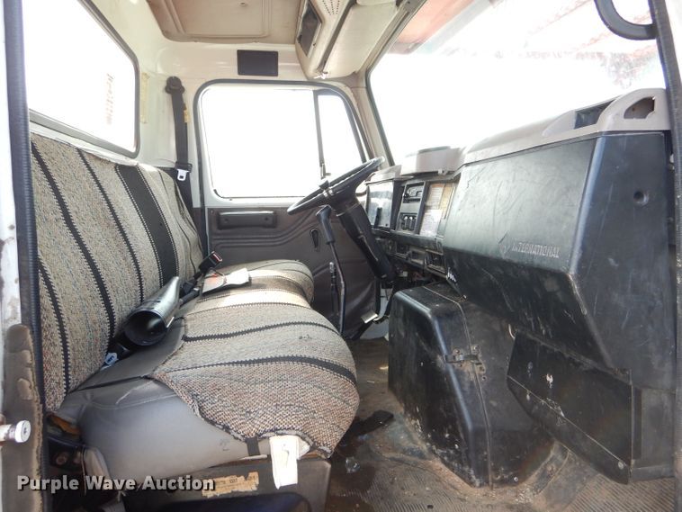 image for item DG5601 2000 International 4700 bucket truck