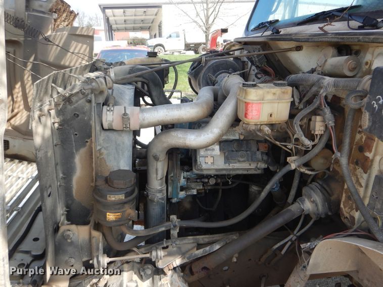 image for item DG5601 2000 International 4700 bucket truck