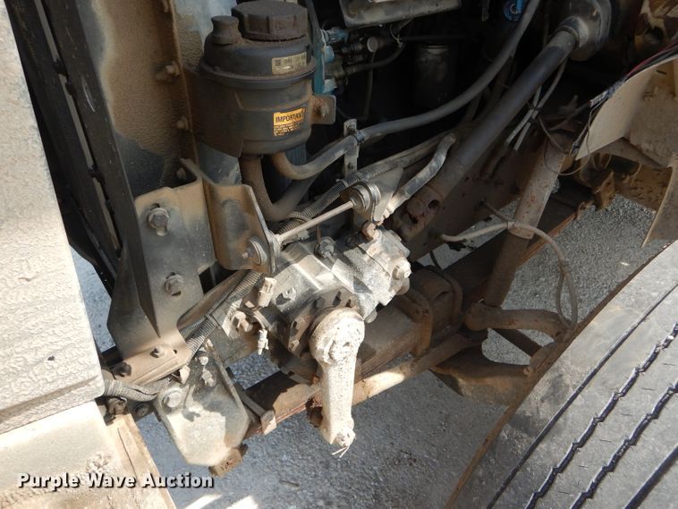 image for item DG5601 2000 International 4700 bucket truck