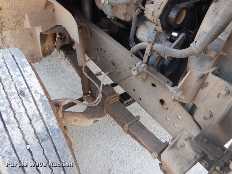 image for item DG5601 2000 International 4700 bucket truck