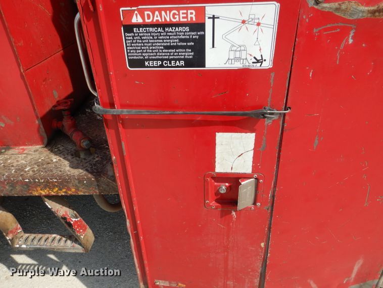 image for item DG5601 2000 International 4700 bucket truck