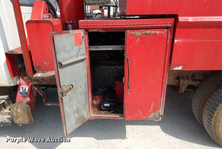 image for item DG5601 2000 International 4700 bucket truck