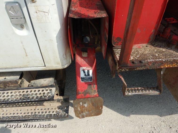image for item DG5601 2000 International 4700 bucket truck