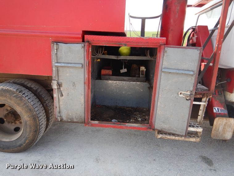 image for item DG5601 2000 International 4700 bucket truck