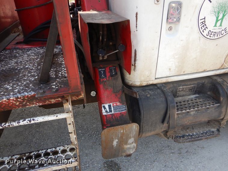 image for item DG5601 2000 International 4700 bucket truck