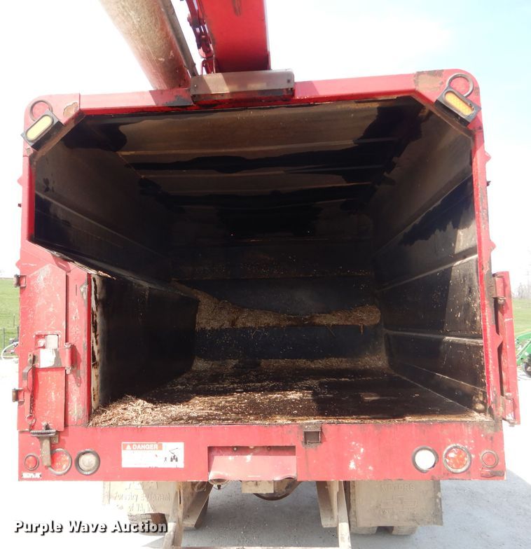 image for item DG5601 2000 International 4700 bucket truck