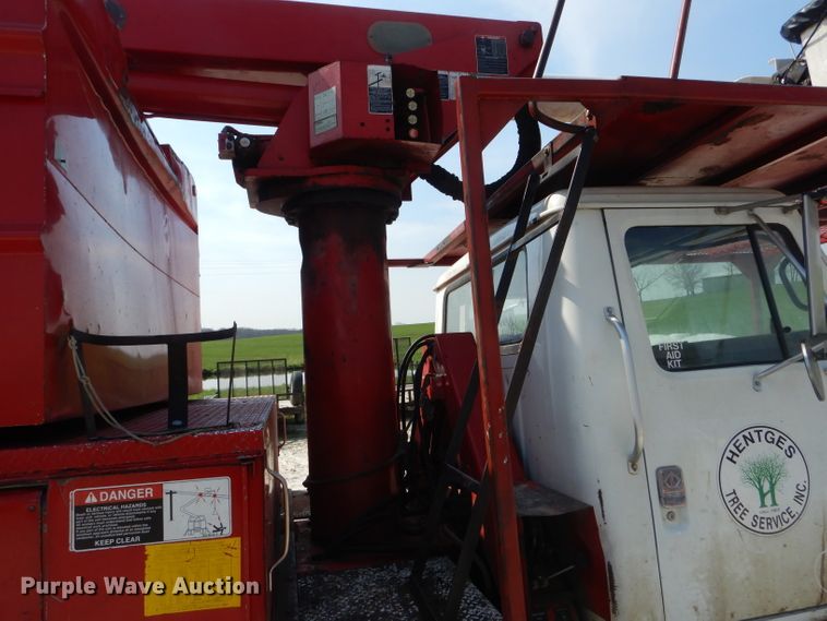 image for item DG5601 2000 International 4700 bucket truck