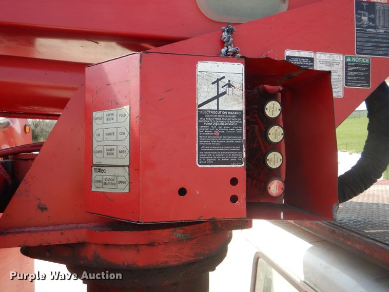 image for item DG5601 2000 International 4700 bucket truck