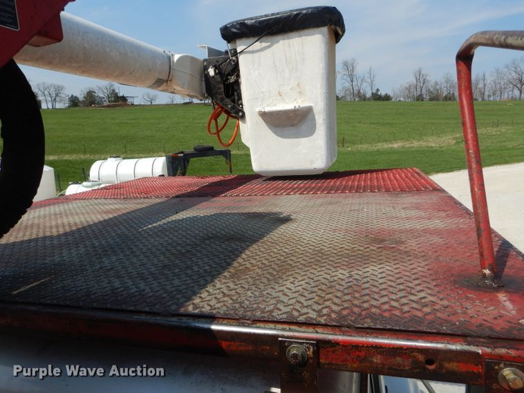 image for item DG5601 2000 International 4700 bucket truck