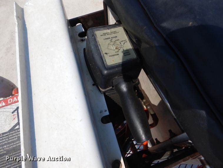 image for item DG5601 2000 International 4700 bucket truck